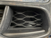 Lade das Bild in den Galerie-Viewer, Lufteinlässe zur Bremsenkühlung passend für ein MINI F56 (Cooper S / JCW)