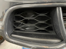 Lade das Bild in den Galerie-Viewer, Lufteinlässe zur Bremsenkühlung passend für ein MINI F56 (Cooper S / JCW)