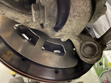 Lade das Bild in den Galerie-Viewer, Ankerbleche Hinterachse zur Bremsenkühlung passend für ein BMW F8x M2 M3 M4