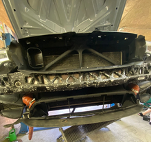 Lade das Bild in den Galerie-Viewer, Bremsenkühlung Set passend für ein BMW M3 & M4 F80/F82