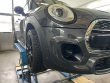 Lade das Bild in den Galerie-Viewer, Lufteinlässe zur Bremsenkühlung passend für ein MINI F56 (Cooper S / JCW)
